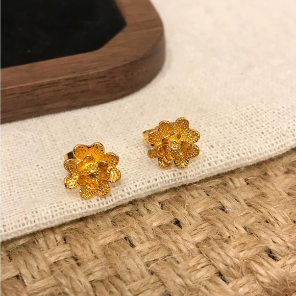 New- Flower Stud Earring, Gold Stud Earring for Women, Gold Earring, Studs, Gift - Picture 4 of 8